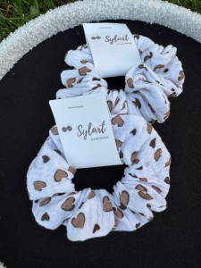 Scrunchie MUŚLIN BRĄZOWE SERDUSZKA