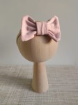 Opaska bezuciskowa z kokardą - prążek pudrowy róż 