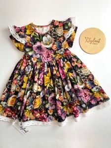 Sukienka z motylkami i koronką 