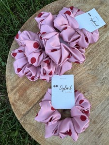 Scrunchie GOSZKI CZERWONE NA RÓŻOWYM 