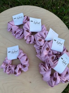 Scrunchie GOSZKI BRĄZOWE NA RÓŻOWYM