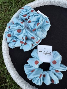 Scrunchie GOSZKI BRĄZOWE NA NIEBIESKIM
